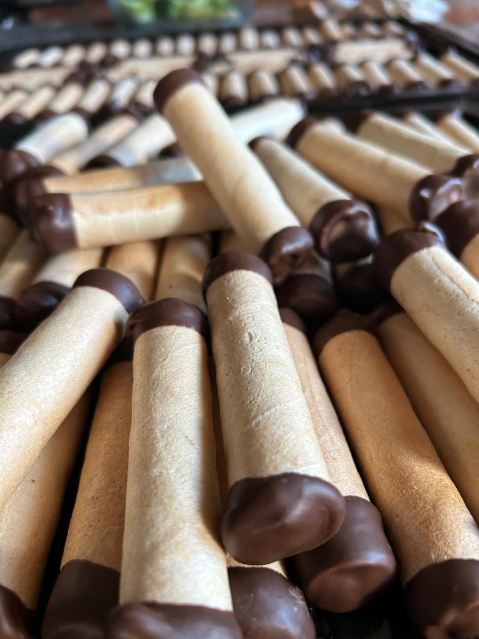 Barquillos artesanales con manjar y chocolate | Sole Vega Rincón Gourmet